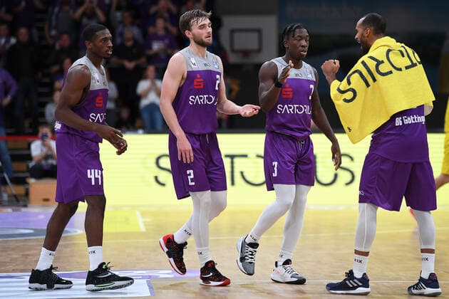 BG Göttingen - EWE Baskets Oldenburg 31.10.2021, Basketball-Bundesliga, Saison 2021 2022, 6. Spieltag, BG Göttingen - EWE Baskets Oldenburg. Göttingens Kamar Baldwin (l-r), Göttingens Jake Toolson, Göttingens Zack Bryant und Göttingens Akeem Vargas klatschen ab. Göttingen Niedersachsen Deutschland
