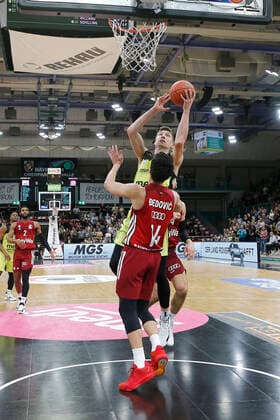 6. Spieltag der easyCredit BBL Basketball Bundesliga in der Oberfrankenhalle in Bayreuth Saison 2021-2022 Medi Bayreuth gegen FC Bayern München Andreas Seiferth (Medi Bayreuth 11) rechts Nihad Dedovic (FC Bayern München14) links