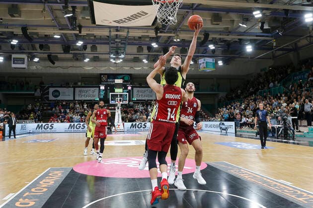 6. Spieltag der easyCredit BBL Basketball Bundesliga in der Oberfrankenhalle in Bayreuth Saison 2021-2022 Medi Bayreuth gegen FC Bayern München Andreas Seiferth (Medi Bayreuth 11) rechts Nihad Dedovic (FC Bayern München14) links