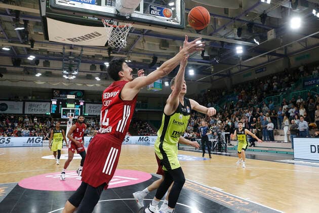 6. Spieltag der easyCredit BBL Basketball Bundesliga in der Oberfrankenhalle in Bayreuth Saison 2021-2022 Medi Bayreuth gegen FC Bayern München Andreas Seiferth (Medi Bayreuth 11) rechts Nihad Dedovic (FC Bayern München14) links