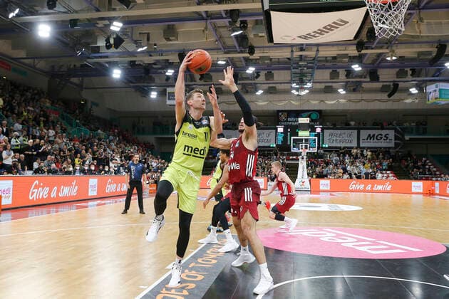 6. Spieltag der easyCredit BBL Basketball Bundesliga in der Oberfrankenhalle in Bayreuth Saison 2021-2022 Medi Bayreuth gegen FC Bayern München Andreas Seiferth (Medi Bayreuth 11) links Gavin Schilling (FC Bayern München 34) rechts