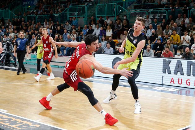 6. Spieltag der easyCredit BBL Basketball Bundesliga in der Oberfrankenhalle in Bayreuth Saison 2021-2022 Medi Bayreuth gegen FC Bayern München Andreas Seiferth (Medi Bayreuth 11) rechts Nihad Dedovic (FC Bayern München14) links