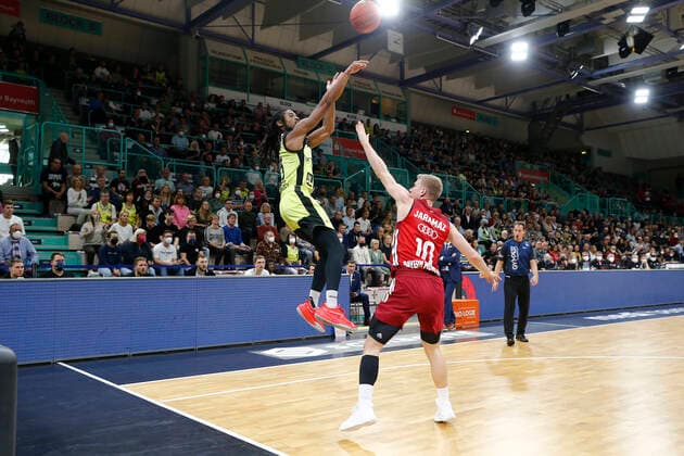 6. Spieltag der easyCredit BBL Basketball Bundesliga in der Oberfrankenhalle in Bayreuth Saison 2021-2022 Medi Bayreuth gegen FC Bayern München Marcus Thornton ( Medi Bayreuth 3) links Ognjen Jaramaz (FC Bayern München 10) rechts