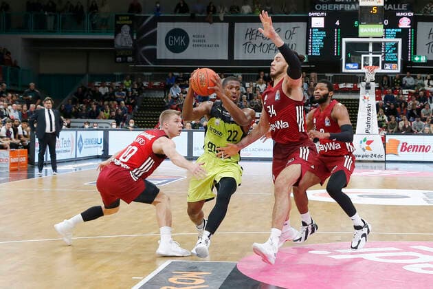 6. Spieltag der easyCredit BBL Basketball Bundesliga in der Oberfrankenhalle in Bayreuth Saison 2021-2022 Medi Bayreuth gegen FC Bayern München Cameron Wells ( Medi Bayreuth 22) mitte Ognjen Jaramaz (FC Bayern München 10) links Gavin Schilling (FC Bayern München 34) rechts