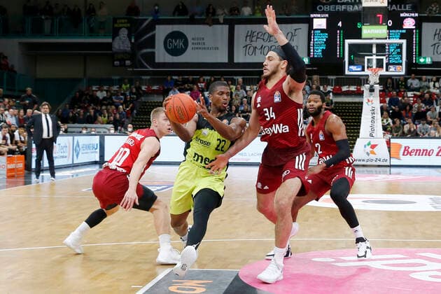 6. Spieltag der easyCredit BBL Basketball Bundesliga in der Oberfrankenhalle in Bayreuth Saison 2021-2022 Medi Bayreuth gegen FC Bayern München Cameron Wells ( Medi Bayreuth 22) mitte Ognjen Jaramaz (FC Bayern München 10) links Gavin Schilling (FC Bayern München 34) rechts