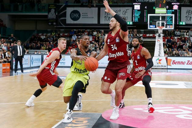 6. Spieltag der easyCredit BBL Basketball Bundesliga in der Oberfrankenhalle in Bayreuth Saison 2021-2022 Medi Bayreuth gegen FC Bayern München Cameron Wells ( Medi Bayreuth 22) mitte Ognjen Jaramaz (FC Bayern München 10) links Gavin Schilling (FC Bayern München 34) rechts