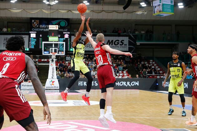 6. Spieltag der easyCredit BBL Basketball Bundesliga in der Oberfrankenhalle in Bayreuth Saison 2021-2022 Medi Bayreuth gegen FC Bayern München Marcus Thornton ( Medi Bayreuth 3) links Ognjen Jaramaz (FC Bayern München 10) rechts