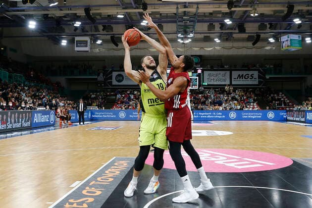 6. Spieltag der easyCredit BBL Basketball Bundesliga in der Oberfrankenhalle in Bayreuth Saison 2021-2022 Medi Bayreuth gegen FC Bayern München Martynas Sajus ( Medi Bayreuth 19) links Augustine Rubit (FC Bayern München 21) rechts