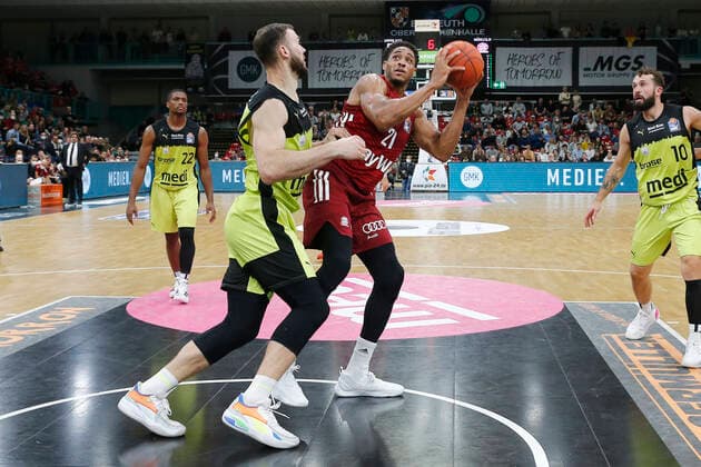 6. Spieltag der easyCredit BBL Basketball Bundesliga in der Oberfrankenhalle in Bayreuth Saison 2021-2022 Medi Bayreuth gegen FC Bayern München Martynas Sajus ( Medi Bayreuth 19) links Augustine Rubit (FC Bayern München 21) rechts