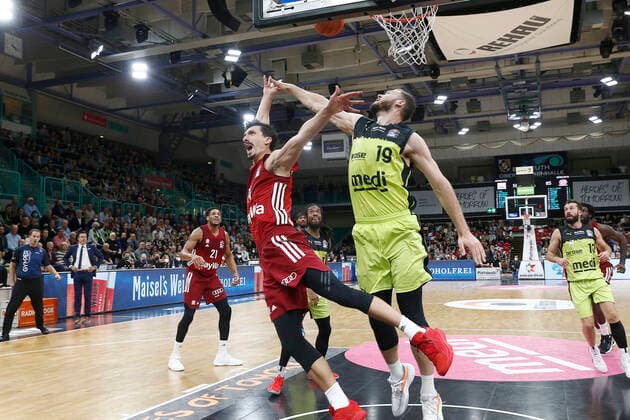 6. Spieltag der easyCredit BBL Basketball Bundesliga in der Oberfrankenhalle in Bayreuth Saison 2021-2022 Medi Bayreuth gegen FC Bayern München Martynas Sajus ( Medi Bayreuth 19) rechts Nihad Dedovic (FC Bayern München14) links