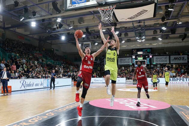 6. Spieltag der easyCredit BBL Basketball Bundesliga in der Oberfrankenhalle in Bayreuth Saison 2021-2022 Medi Bayreuth gegen FC Bayern München Kevin Wohlrath ( Medi Bayreuth 6) rechts Nihad Dedovic (FC Bayern München14) links