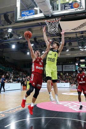 6. Spieltag der easyCredit BBL Basketball Bundesliga in der Oberfrankenhalle in Bayreuth Saison 2021-2022 Medi Bayreuth gegen FC Bayern München Kevin Wohlrath ( Medi Bayreuth 6) rechts Nihad Dedovic (FC Bayern München14) links