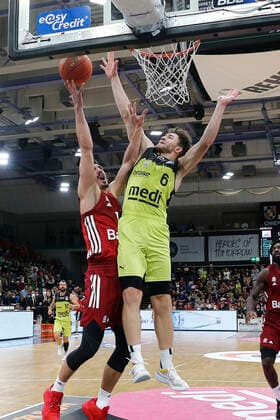 6. Spieltag der easyCredit BBL Basketball Bundesliga in der Oberfrankenhalle in Bayreuth Saison 2021-2022 Medi Bayreuth gegen FC Bayern München Kevin Wohlrath ( Medi Bayreuth 6) rechts Nihad Dedovic (FC Bayern München14) links