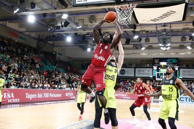 6. Spieltag der easyCredit BBL Basketball Bundesliga in der Oberfrankenhalle in Bayreuth Saison 2021-2022 Medi Bayreuth gegen FC Bayern München Martynas Sajus ( Medi Bayreuth 19) rechts Othello Hunter (FC Bayern München 8) links