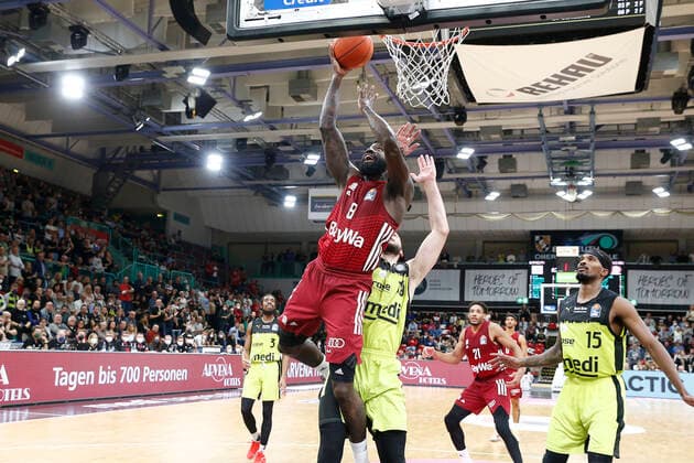 6. Spieltag der easyCredit BBL Basketball Bundesliga in der Oberfrankenhalle in Bayreuth Saison 2021-2022 Medi Bayreuth gegen FC Bayern München Martynas Sajus ( Medi Bayreuth 19) rechts Othello Hunter (FC Bayern München 8) links