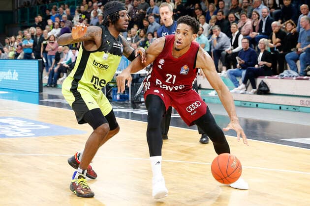 6. Spieltag der easyCredit BBL Basketball Bundesliga in der Oberfrankenhalle in Bayreuth Saison 2021-2022 Medi Bayreuth gegen FC Bayern München Sacar Anim ( Medi Bayreuth 2) links Augustine Rubit (FC Bayern München 21) rechts
