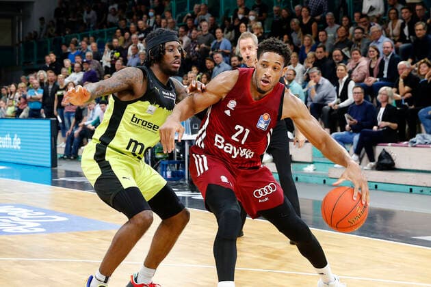 6. Spieltag der easyCredit BBL Basketball Bundesliga in der Oberfrankenhalle in Bayreuth Saison 2021-2022 Medi Bayreuth gegen FC Bayern München Sacar Anim ( Medi Bayreuth 2) links Augustine Rubit (FC Bayern München 21) rechts