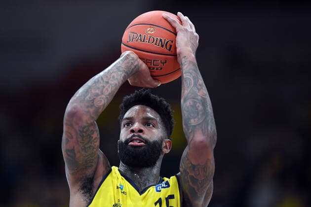 BG Göttingen - EWE Baskets Oldenburg 31.10.2021, Basketball-Bundesliga, Saison 2021 2022, 6. Spieltag, BG Göttingen - EWE Baskets Oldenburg. Oldenburgs Cameron Clark wirft auf den Korb. Göttingen Niedersachsen Deutschland