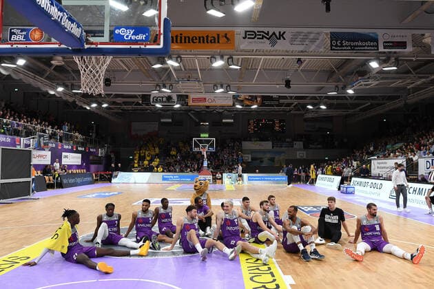 BG Göttingen - EWE Baskets Oldenburg 31.10.2021, Basketball-Bundesliga, Saison 2021 2022, 6. Spieltag, BG Göttingen - EWE Baskets Oldenburg. Göttingens Spieler jubeln nach dem Spiel. Göttingen Niedersachsen Deutschland
