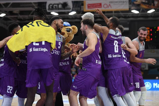 BG Göttingen - EWE Baskets Oldenburg 31.10.2021, Basketball-Bundesliga, Saison 2021 2022, 6. Spieltag, BG Göttingen - EWE Baskets Oldenburg. Göttingens Spieler jubeln nach dem Spiel. Göttingen Niedersachsen Deutschland