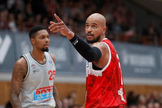 31.10.2021, Basketball, BBL, Hauptrunde 2021 - 2022, s.Oliver Wuerzburg - Jobstairs Giessen 46ers, GER, Wuerzburg, s.Oliver Arena Bild: v. li. Alex King (s.Oliver Wuerzburg) Copyright: HMBxMedia xHeikoxBecker