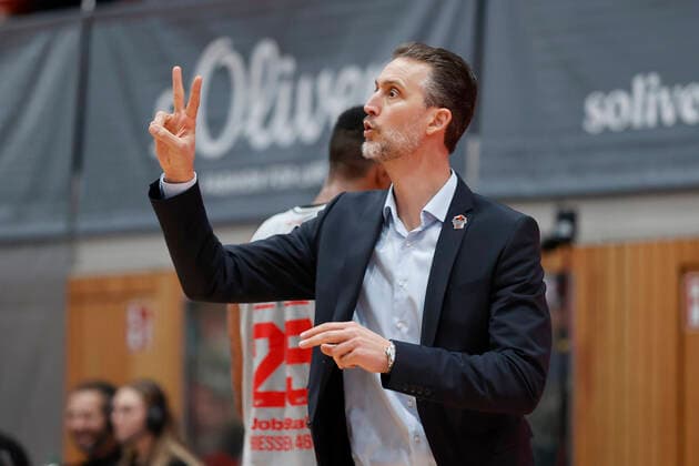 31.10.2021, Basketball, BBL, Hauptrunde 2021 - 2022, s.Oliver Wuerzburg - Jobstairs Giessen 46ers, GER, Wuerzburg, s.Oliver Arena Bild: v. li. Headcoach Pete Strobl (JobStairs GIESSEN 46ers) Copyright: HMBxMedia xHeikoxBecker