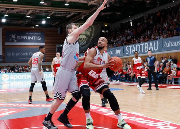 31.10.2021, Basketball, BBL, Hauptrunde 2021 - 2022, s.Oliver Wuerzburg - Jobstairs Giessen 46ers, GER, Wuerzburg, s.Oliver Arena Bild: v. li. Florian Koch (JobStairs GIESSEN 46ers) und Alex King (s.Oliver Wuerzburg) Copyright: HMBxMedia xHeikoxBecker