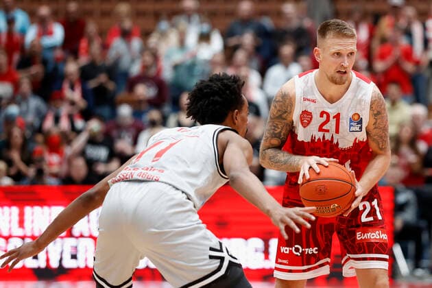 31.10.2021, Basketball, BBL, Hauptrunde 2021 - 2022, s.Oliver Wuerzburg - Jobstairs Giessen 46ers, GER, Wuerzburg, s.Oliver Arena Bild: v. li. Jalen Tate (JobStairs GIESSEN 46ers) und Aigars Skele (s.Oliver Wuerzburg) Copyright: HMBxMedia xHeikoxBecker