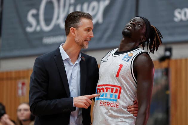31.10.2021, Basketball, BBL, Hauptrunde 2021 - 2022, s.Oliver Wuerzburg - Jobstairs Giessen 46ers, GER, Wuerzburg, s.Oliver Arena Bild: v. li. Headcoach Pete Strobl (JobStairs GIESSEN 46ers) und Nuni Omot (JobStairs GIESSEN 46ers) Copyright: HMBxMedia xHeikoxBecker
