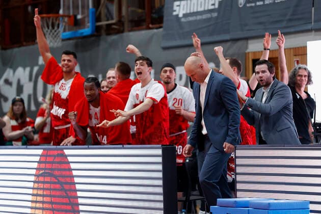 31.10.2021, Basketball, BBL, Hauptrunde 2021 - 2022, s.Oliver Wuerzburg - Jobstairs Giessen 46ers, GER, Wuerzburg, s.Oliver Arena Bild: v. li. Jubel auf der Wuerzburguer Bank Copyright: HMBxMedia xHeikoxBecker
