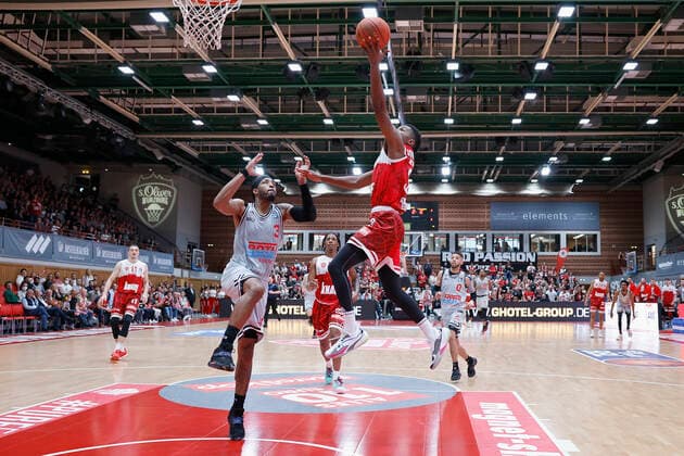 31.10.2021, Basketball, BBL, Hauptrunde 2021 - 2022, s.Oliver Wuerzburg - Jobstairs Giessen 46ers, GER, Wuerzburg, s.Oliver Arena Bild: v. li. Brayon Blake (JobStairs GIESSEN 46ers) und Kerron Johnson (s.Oliver Wuerzburg) mit einem Korbleger Copyright: HMBxMedia xHeikoxBecker