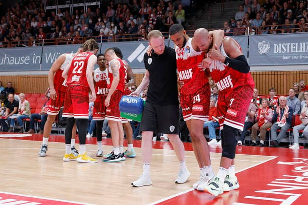 31.10.2021, Basketball, BBL, Hauptrunde 2021 - 2022, s.Oliver Wuerzburg - Jobstairs Giessen 46ers, GER, Wuerzburg, s.Oliver Arena Bild: v. li. Cameron Hunt (s.Oliver Wuerzburg) verletzt Copyright: HMBxMedia xHeikoxBecker