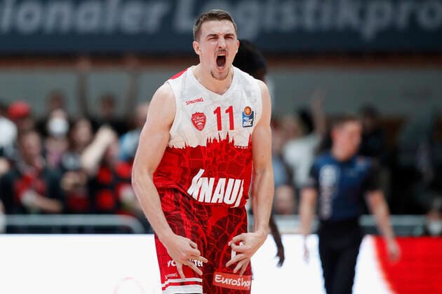 31.10.2021, Basketball, BBL, Hauptrunde 2021 - 2022, s.Oliver Wuerzburg - Jobstairs Giessen 46ers, GER, Wuerzburg, s.Oliver Arena Bild: v. li. Jubel bei Tomasz Gielo (s.Oliver Wuerzburg) nach seinem Dreier Copyright: HMBxMedia xHeikoxBecker