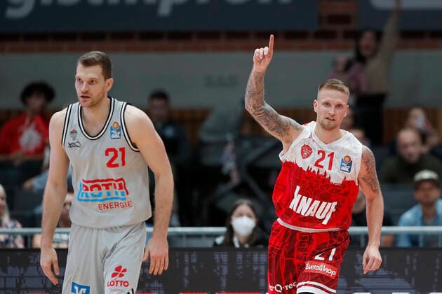31.10.2021, Basketball, BBL, Hauptrunde 2021 - 2022, s.Oliver Wuerzburg - Jobstairs Giessen 46ers, GER, Wuerzburg, s.Oliver Arena Bild: v. li. Enttaeuschung bei Florian Koch (JobStairs GIESSEN 46ers) und Jubel bei Aigars Skele (s.Oliver Wuerzburg) Copyright: HMBxMedia xHeikoxBecker