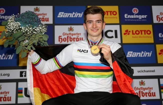 BAU 31.10.2021 Stuttgart Indoor Cycling World Championships 2021, Men Single, Weltmeister Lukas Kohl (GER) mit Goldmedaille bei der Siegerehrung
