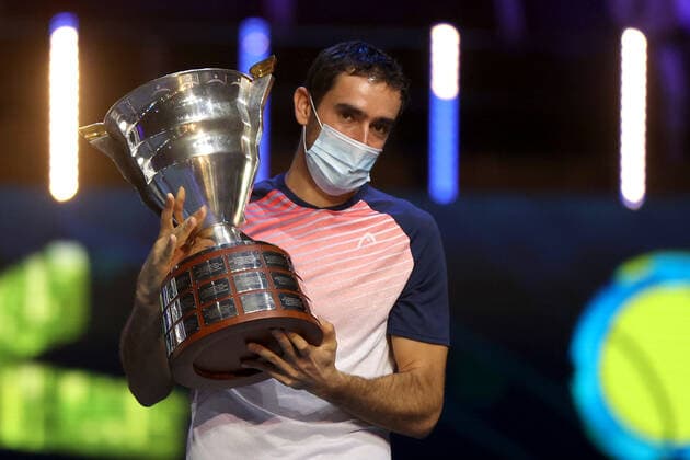 ST PETERSBURG, RUSSIA - OCTOBER 31, 2021: 1st placed Croatia s Marin Cilic holds a trophy during an award ceremony for the men s singles event at the St Petersburg Open 2021 international tennis tournament at Sibur Arena. Peter Kovalev TASS  TS1166D4