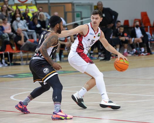 Luca Kahl (Giants TSV Bayer 04 Leverkusen, 15) und Juvaris Hayes (Itzehoe Eagles, 0) Giants TSV Bayer 04 Leverkusen vs.Itzehoe Eagles, Basketball,2. Liga,7.Spieltag, Spielzeit 2021 2022, 31.10.2021, Giants TSV Bayer 04 Leverkusen vs.Itzehoe Eagles, Basketball,2. Liga, 7.Spieltag, Spielzeit 2021 2022, 31.10.2021 Leverkusen Copyright: xEibner-Pressefoto SaraxRoustax EP_SRA