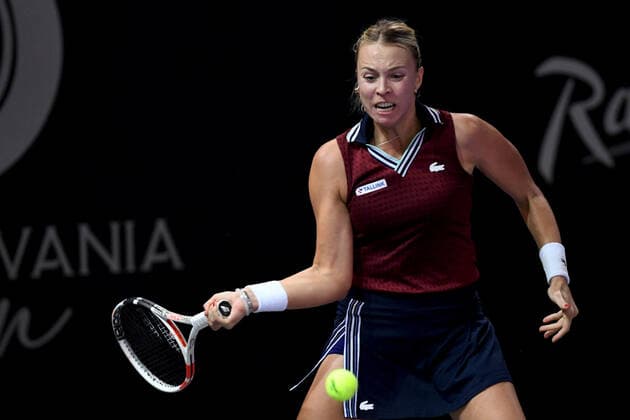 Finals day at WTA, Tennis Damen 250 Transylvania Open Tour with restrictions due to Covid 19. WTA competition taking place in BT Arena, Cluj-Napoca, Romania 31 October 2021 Anett Kontaveit in action receiving the ball during her match in Transylvania Open Semifinals against Simona Halep in BT Arena Cluj-Napoca 31 October 2021 Cluj-Napoca Cluj Romania Copyright: xAncaxTepeix