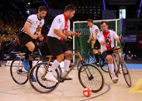 BAU 31.10.2021 Stuttgart Indoor Cycling World Championships 2021, Radball Finale Deutschland vs. Schweiz, v.l. , Bernd Mlady (GER), Severin Waibel (Schweiz), Gerhard Mlady (GER), Benjamin Waibel (Schweiz)
