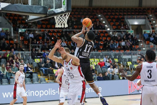 Yasin Kolo (Itzehoe Eagles, 17) und Luis Figge (Giants TSV Bayer 04 Leverkusen, 14) und Quentin Goodin (Giants TSV Bayer 04 Leverkusen, 03) Giants TSV Bayer 04 Leverkusen vs.Itzehoe Eagles, Basketball,2. Liga,7.Spieltag, Spielzeit 2021 2022, 31.10.2021, Giants TSV Bayer 04 Leverkusen vs.Itzehoe Eagles, Basketball,2. Liga, 7.Spieltag, Spielzeit 2021 2022, 31.10.2021 Leverkusen Copyright: xEibner-Pressefoto SaraxRoustax EP_SRA