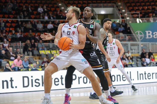Melvin Jostmann (Giants TSV Bayer 04 Leverkusen, 12) und Chris Hooper (Itzehoe Eagles, 01) Giants TSV Bayer 04 Leverkusen vs.Itzehoe Eagles, Basketball,2. Liga,7.Spieltag, Spielzeit 2021 2022, 31.10.2021, Giants TSV Bayer 04 Leverkusen vs.Itzehoe Eagles, Basketball,2. Liga, 7.Spieltag, Spielzeit 2021 2022, 31.10.2021 Leverkusen Copyright: xEibner-Pressefoto SaraxRoustax EP_SRA