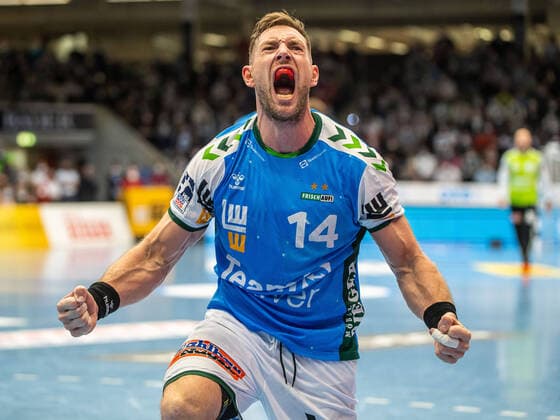 Bilder des Jahres 2021, Sport 10 Oktober Sport Themen der Woche KW43 Sport Bilder des Tages Jacob Bagersted (Frisch Auf Goeppingen 14) jubelt, Frisch Auf Goeppingen vs. SG Flensburg-Handewitt, 1. Bundesliga, Handball, Herren, 31.10.2021 Frisch Auf Goeppingen vs. SG Flensburg-Handewitt, 1. Bundesliga, Handball, Herren, 31.10.2021 Goeppingen *** Jacob Bagersted Frisch Auf Goeppingen 14 cheers, Frisch Auf Goeppingen vs SG Flensburg Handewitt, 1 Bundesliga, Handball, Men, 31 10 2021 Frisch Auf Goeppingen vs SG Flensburg Handewitt, 1 Bundesliga, Handball, Men, 31 10 2021 Goeppingen Copyright: xMichaelxSchmidt Eibner-Pressefotx EP_MST