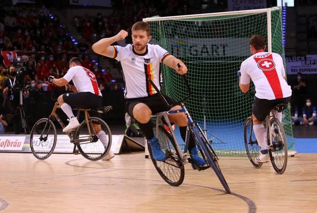 BAU 31.10.2021 Stuttgart Indoor Cycling World Championships 2021, Radball Finale Deutschland vs. Schweiz, Bernd Mladdy (GER) jubelt über einen Treffer