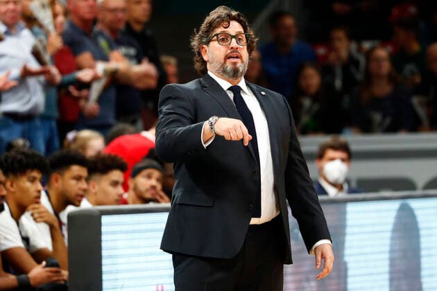 6. Spieltag der easyCredit BBL Basketball Bundesliga in der Oberfrankenhalle in Bayreuth Saison 2021-2022 Medi Bayreuth gegen FC Bayern München Andrea Trinchieri (FC Bayern München) Trainer