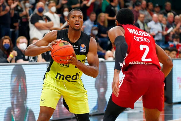 6. Spieltag der easyCredit BBL Basketball Bundesliga in der Oberfrankenhalle in Bayreuth Saison 2021-2022 Medi Bayreuth gegen FC Bayern München Cameron Wells ( Medi Bayreuth 22) links Corey Walden (FC Bayern München 2) rechts