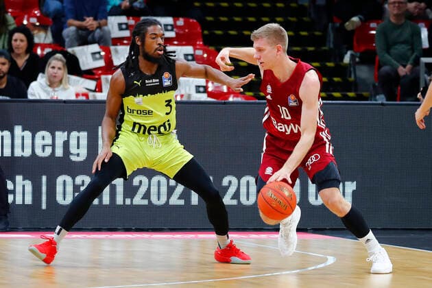 6. Spieltag der easyCredit BBL Basketball Bundesliga in der Oberfrankenhalle in Bayreuth Saison 2021-2022 Medi Bayreuth gegen FC Bayern München Marcus Thornton ( Medi Bayreuth 3) links Ognjen Jaramaz (FC Bayern München 10) rechts