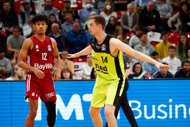 6. Spieltag der easyCredit BBL Basketball Bundesliga in der Oberfrankenhalle in Bayreuth Saison 2021-2022 Medi Bayreuth gegen FC Bayern München Moritz Sanders ( Medi Bayreuth 14) rechts Jason George (FC Bayern München 12) links