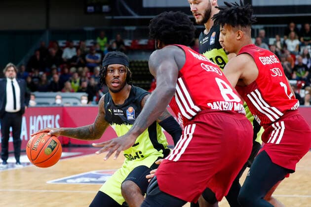 6. Spieltag der easyCredit BBL Basketball Bundesliga in der Oberfrankenhalle in Bayreuth Saison 2021-2022 Medi Bayreuth gegen FC Bayern München Sacar Anim ( Medi Bayreuth 2) links Othello Hunter (FC Bayern München 8) mitte Jason George (FC Bayern München 12) rechts
