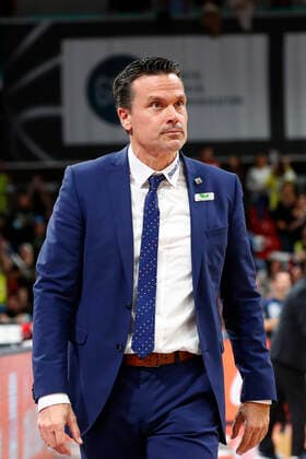 6. Spieltag der easyCredit BBL Basketball Bundesliga in der Oberfrankenhalle in Bayreuth Saison 2021-2022 Medi Bayreuth gegen FC Bayern München Raoul Korner (Medi Bayreuth) Trainer