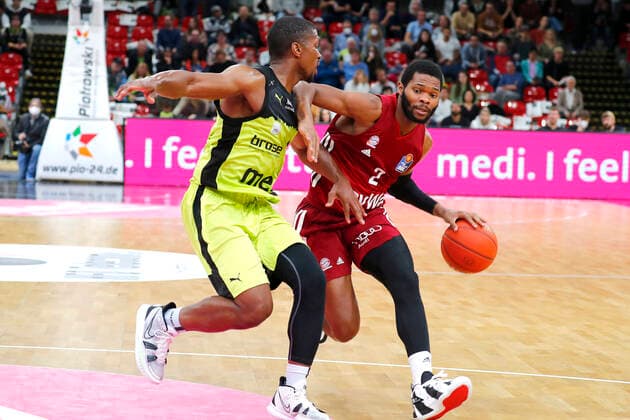 Sport Bilder des Tages 6. Spieltag der easyCredit BBL Basketball Bundesliga in der Oberfrankenhalle in Bayreuth Saison 2021-2022 Medi Bayreuth gegen FC Bayern München Cameron Wells ( Medi Bayreuth 22) links Corey Walden (FC Bayern München 2) rechts